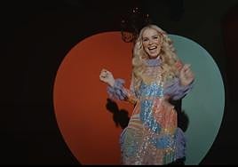 La extremeña Soraya Arnelas lanza su tema para el verano: 'La botella'