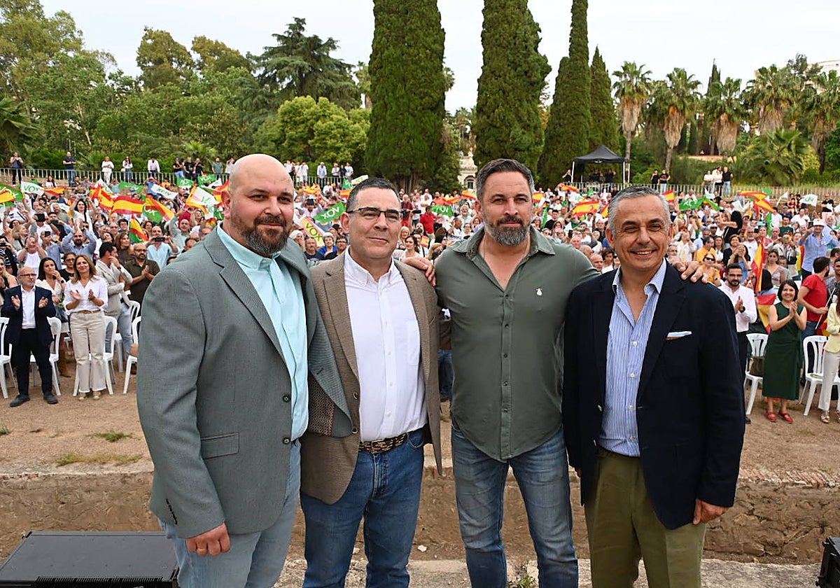 Santiago Abascal junto a Ángel Pelayo Gordillo y otros candidatos de Vox durante la campaña.