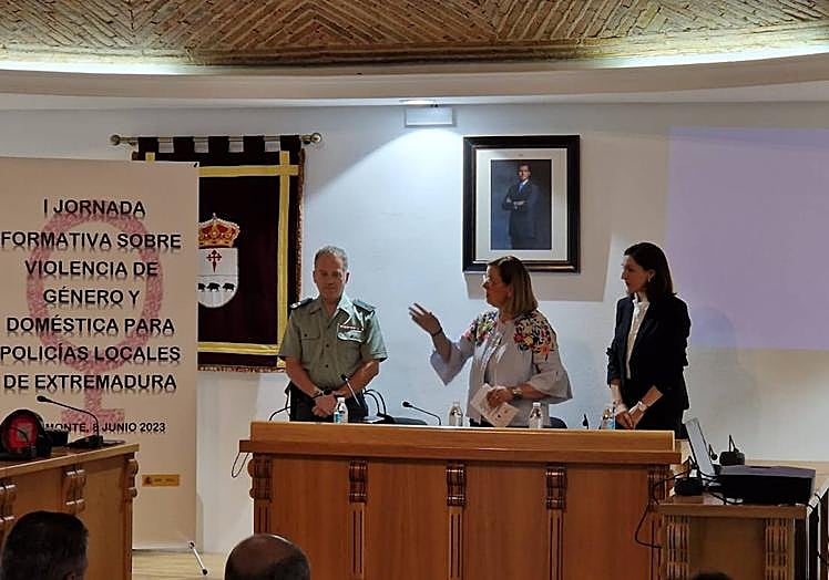 Imagen principal - 26 policías locales participan en Calamonte en las Jornadas sobre Violencia de Género y Doméstica