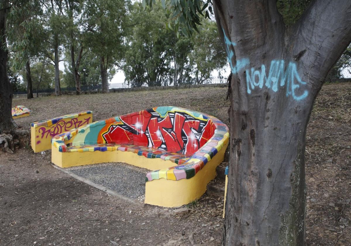 Pintadas en los bancos del Paseo Alto.