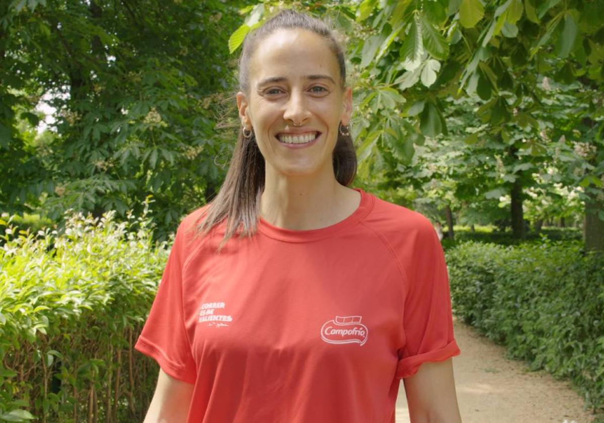 Nuria Mayo, con la camiseta del equipo con el que irá al reto americano,