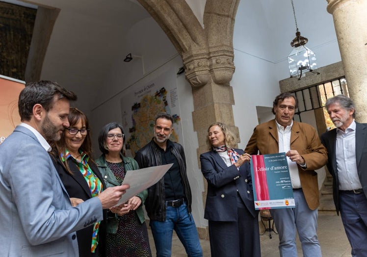 Responsables de la Diputación de Cáceres y Ras de Terra, durante la presentación de la ópera.