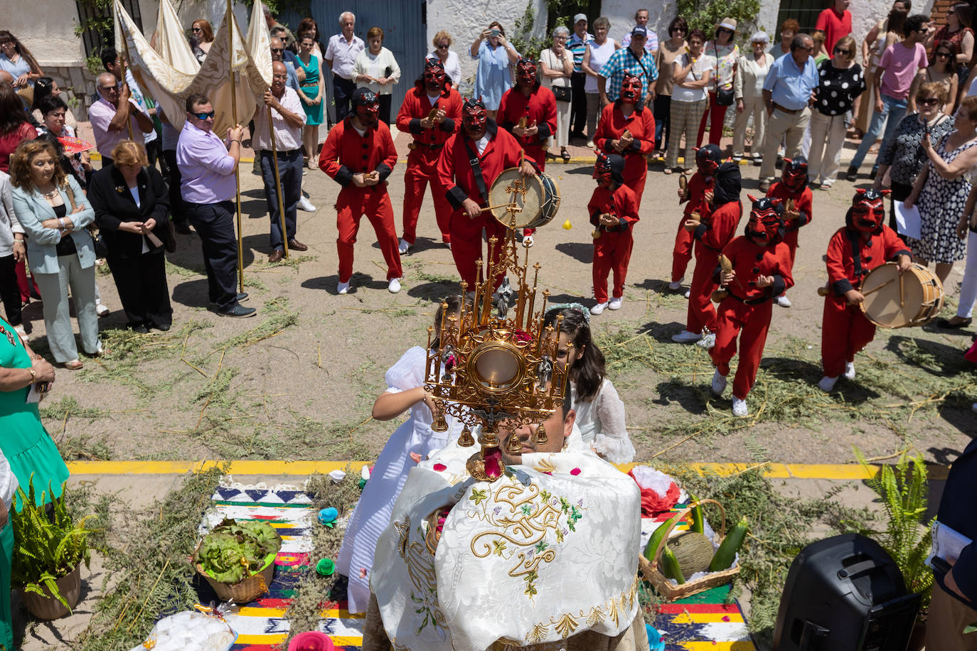 Los Diablucos danzan en el Corpus de Helechosa de los Montes