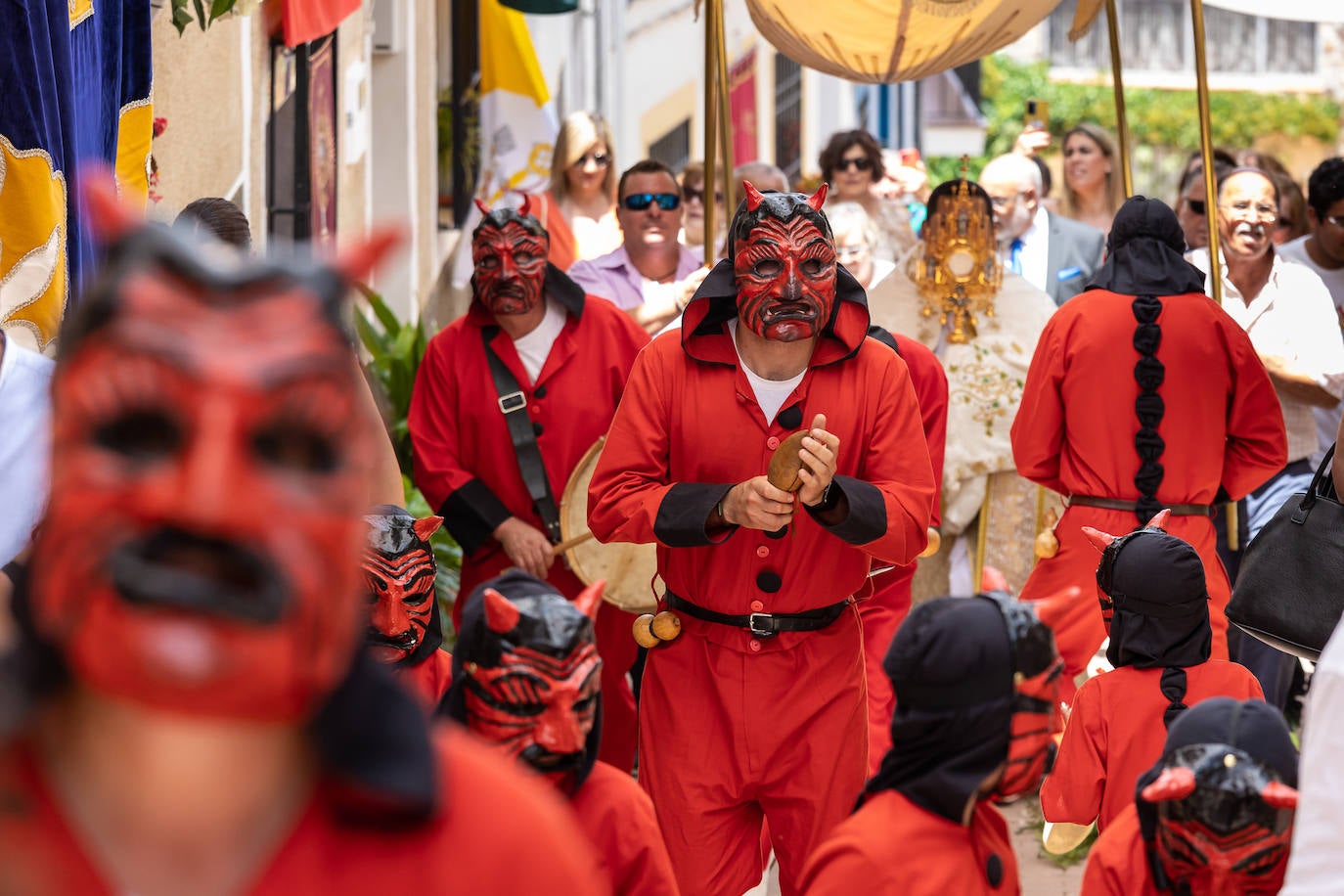 Los Diablucos danzan en el Corpus de Helechosa de los Montes