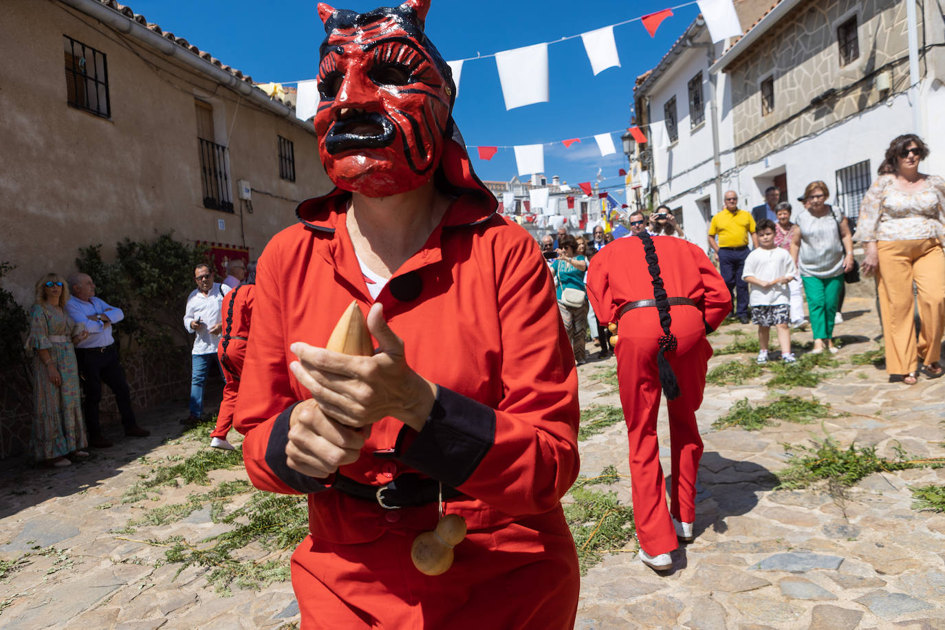 Los Diablucos danzan en el Corpus de Helechosa de los Montes