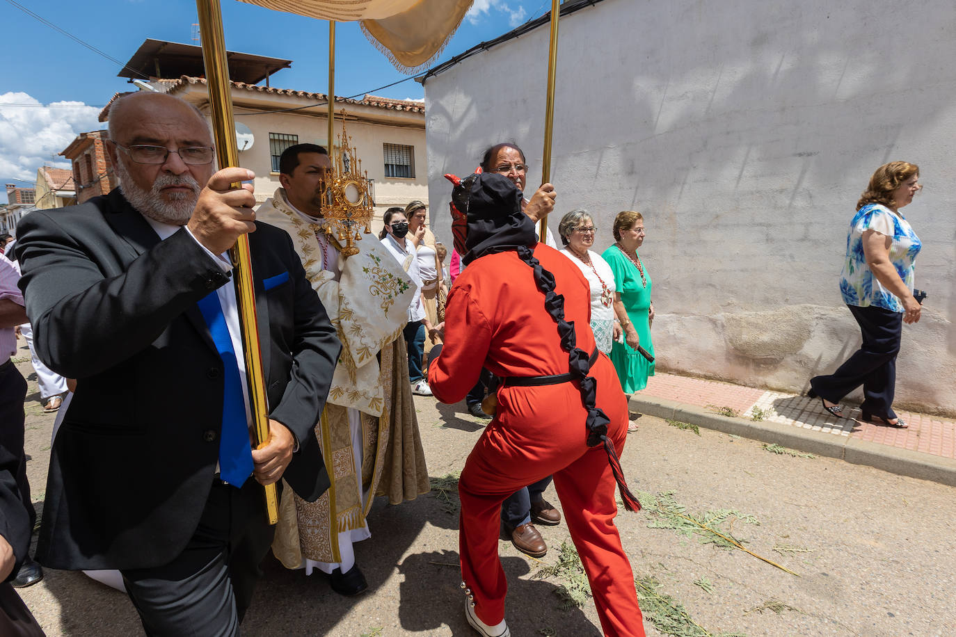 Los Diablucos danzan en el Corpus de Helechosa de los Montes