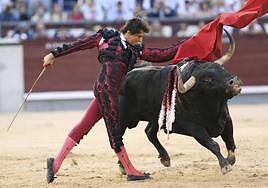 Roca Rey durante la faena a su segundo toro, este domingo en Las Ventas.