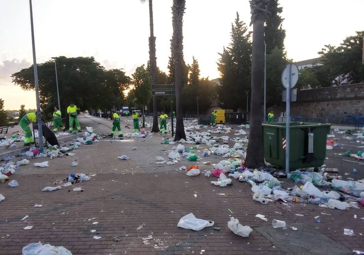 Operarios de FCC retiran la basura acumulada en Entrepuentes este domingo.