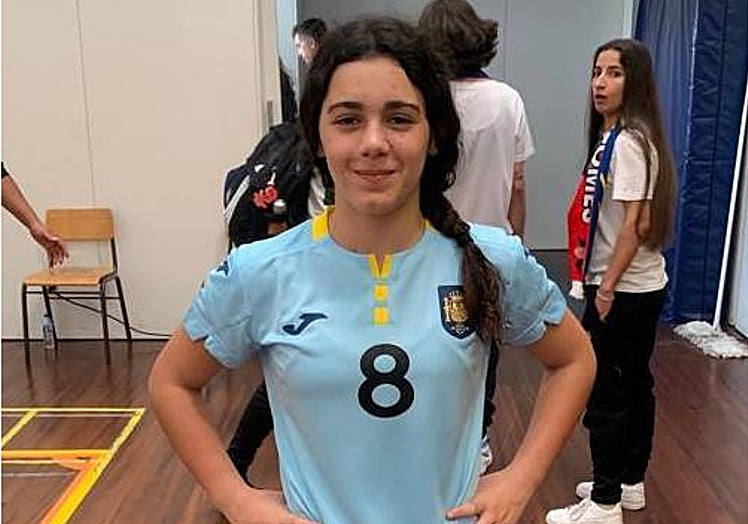 La jugadora nogaleña posa con la equipación de la selección.