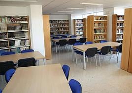 Sección de adultos de la biblioteca de Calamonte.