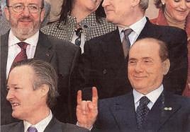 Berlusconi pone los 'cuernos' a Josep Piqué durante la Cumbre de Ministros de Asuntos Exteriores celebrada en Cáceres.