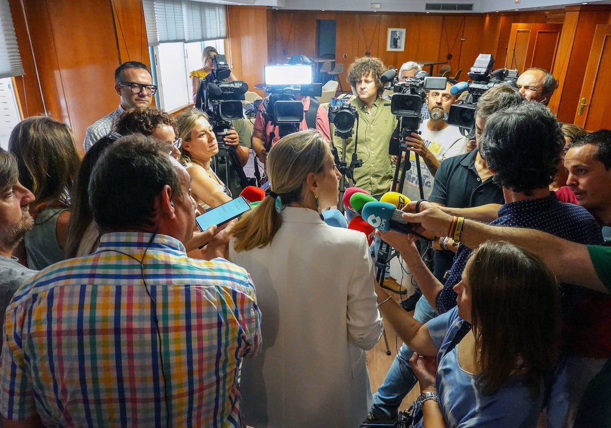 María Guardiola atiende a los periodistas en la Cámara de Comercio de Badajoz.