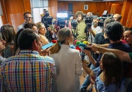 María Guardiola atiende a los periodistas en la Cámara de Comercio de Badajoz.