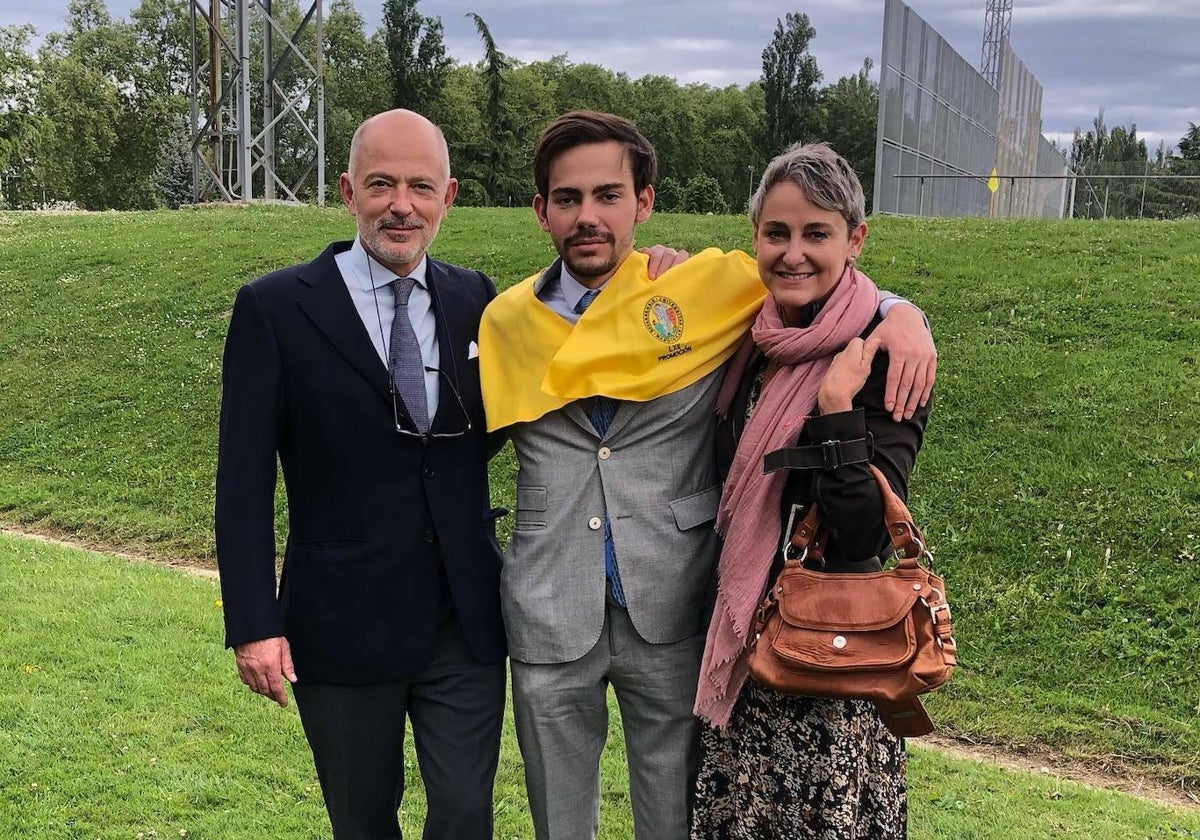 Lukas Sajonia-Coburgo, entre sus padres, el día de su graduación en Medicina, hace dos años.