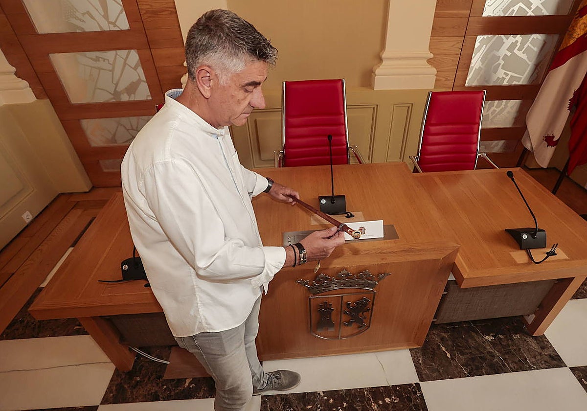 Manuel Padilla, regente municipal, muestra el bastón de mando que se utilizará en el pleno de investidura. Es de 1982, está confeccionado en madera y tiene la empuñadura de oro.