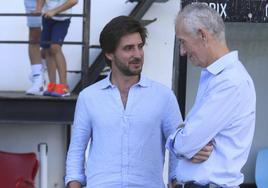 Nacho Ramos conversa con el propietario Mark Heffernan antes del inicio de un partido.