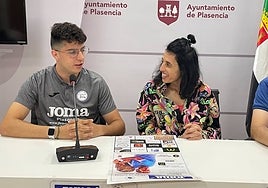 Diego Navarro, organizador del evento, ofrece los detalles junto a la concejal de Deportes.