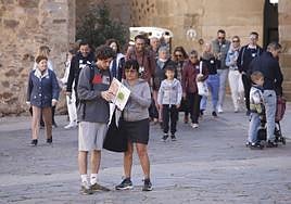 Turistas la pasada Semana Santa en el casco antiguo de Cáceres.