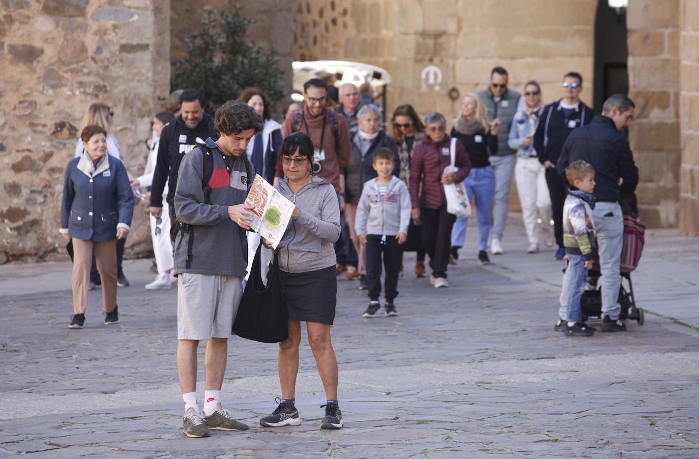 Turistas la pasada Semana Santa en el casco antiguo de Cáceres.