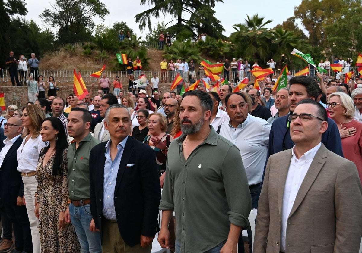 Pelayo y Abascal, en el centro, en un acto de campaña de Vox.