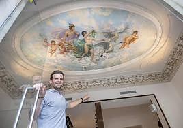 Cuadro del dios Cronos sujeto por molduras al techo de la cervecería Pepe Jerez.