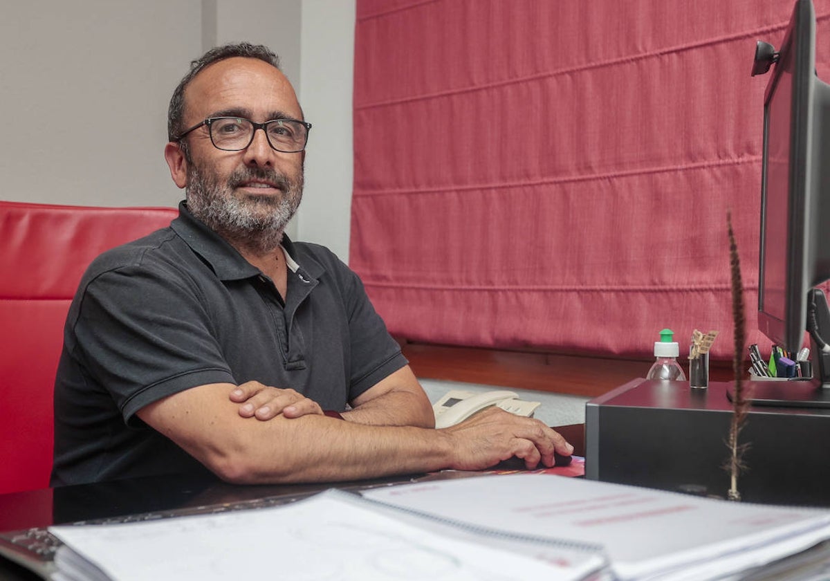 Miguel Ángel Morales, en su despacho de la sede provincial del PSOE de Cáceres.