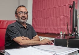 Miguel Ángel Morales, en su despacho de la sede provincial del PSOE de Cáceres.