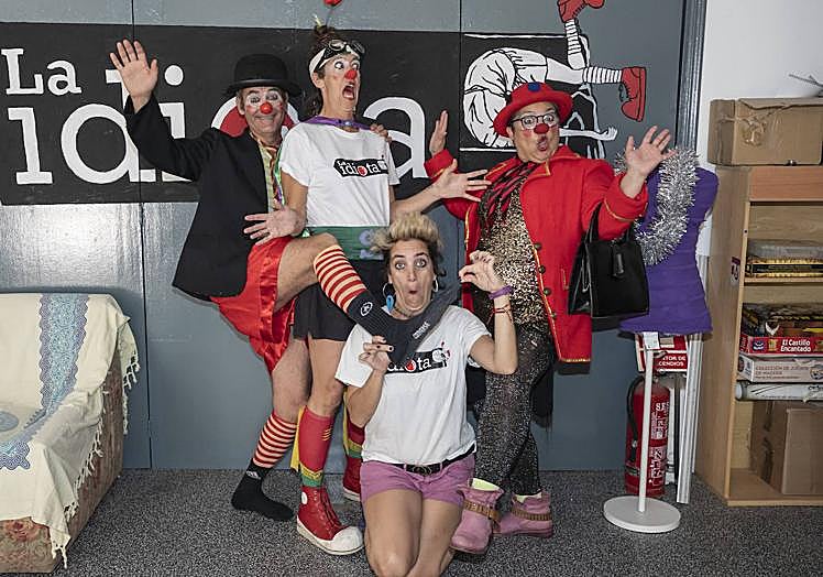 Asociación 'Las Sin Carpa', encargados de la función que disfrutaron los alumnos.