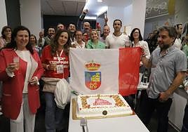 Celebración de os resultados en la noche electoral en la sede de Siempre Don Benito.