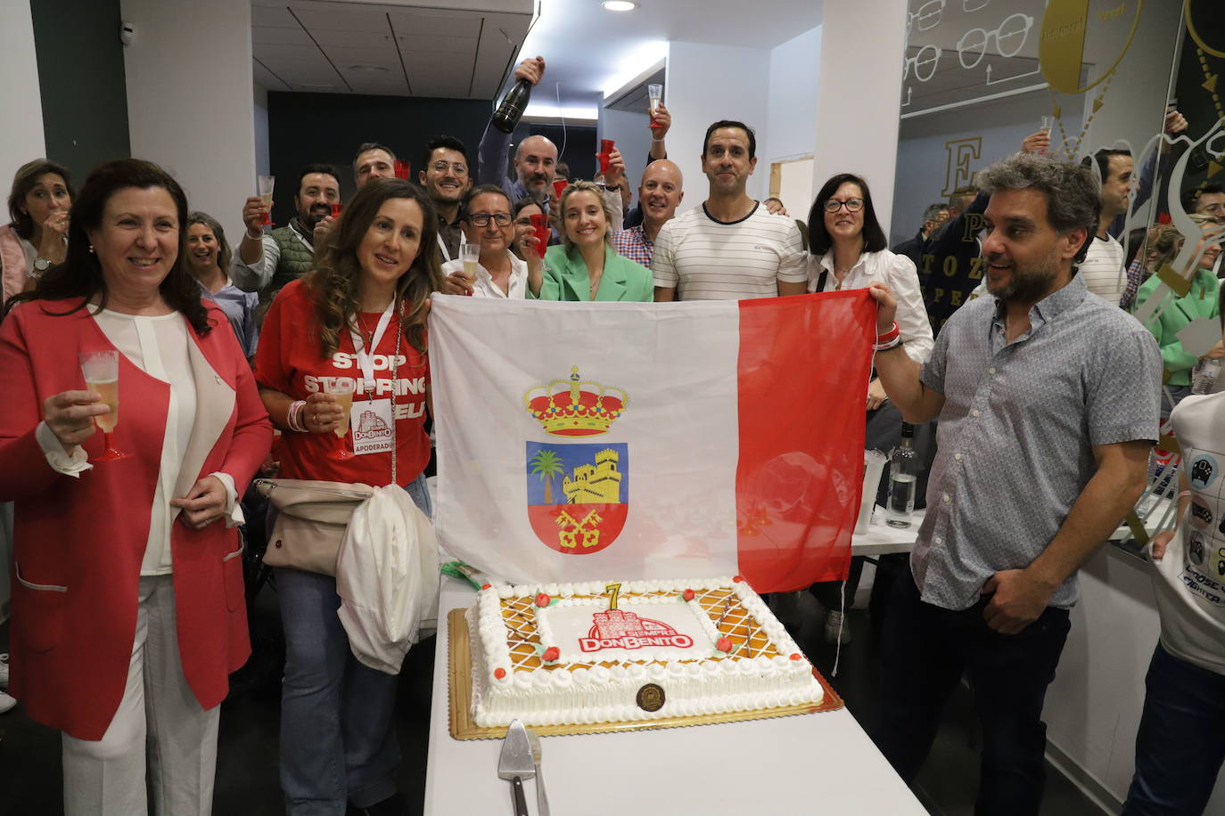 Celebración de os resultados en la noche electoral en la sede de Siempre Don Benito.