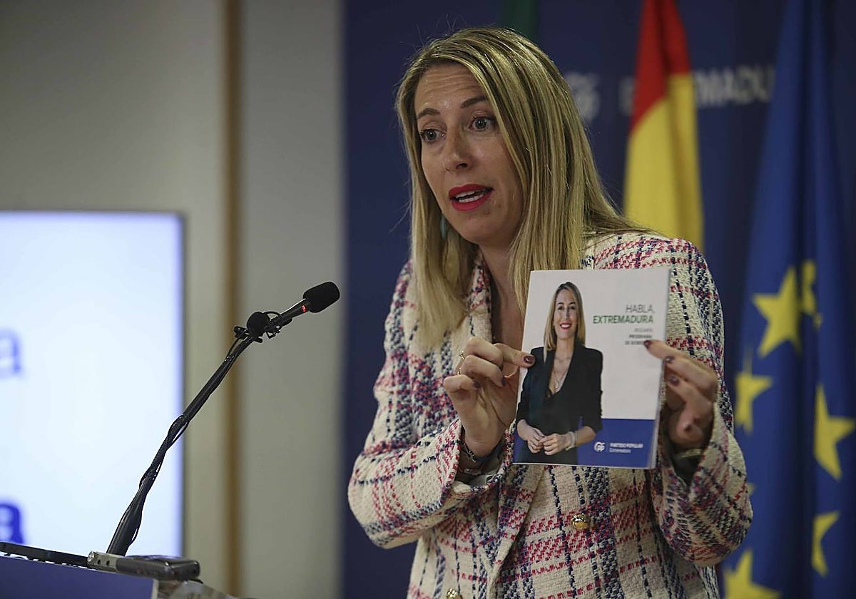 María Guardiola, candidata del PP a presidir la Junta de Extremadura, muestra su programa en una rueda de prensa.