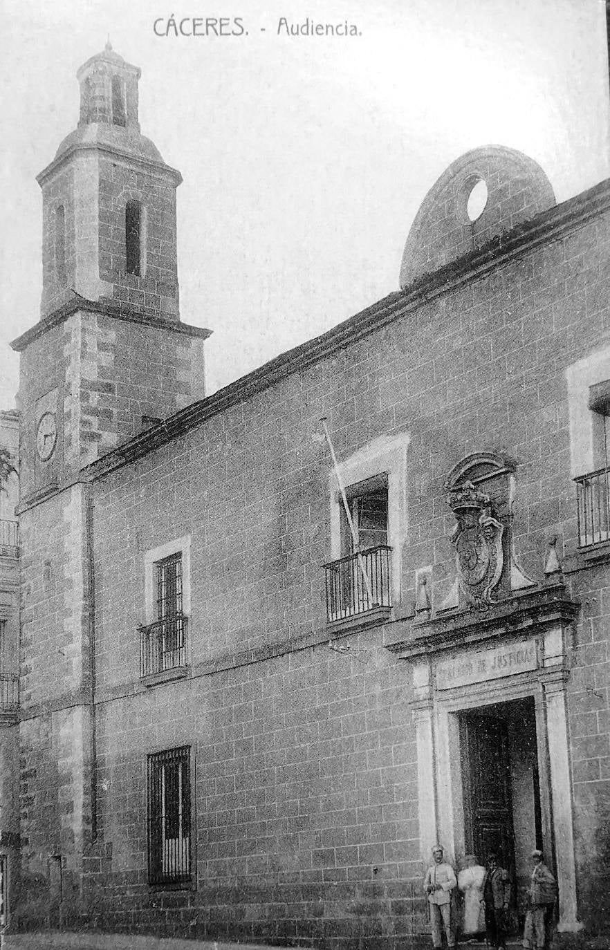El asesino fue juzgado en la Audiencia de Cáceres, actual sede del Tribunal Superior de Justicia de Extremadura. En esta imagen de hace un siglo se ve el reloj que había en la torre.