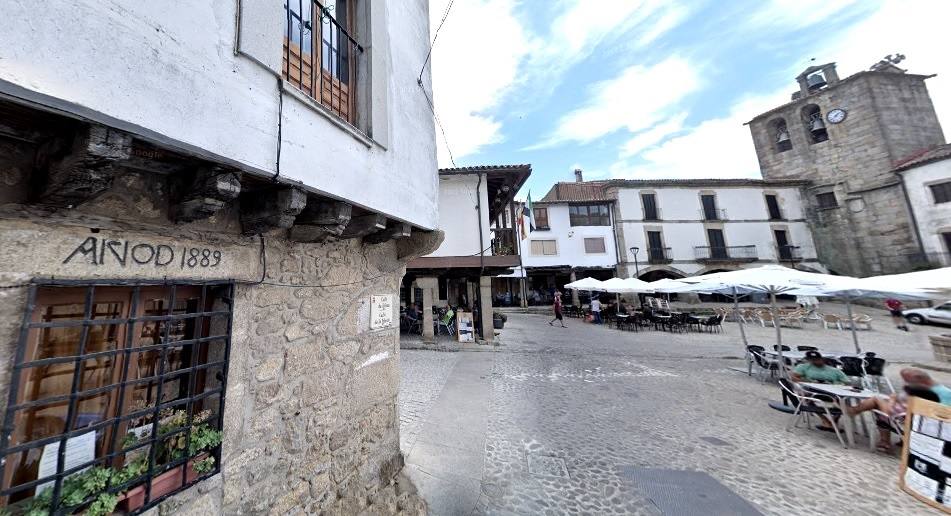 Plaza Mayor de San Martín de Trevejo, con una casa en primer término construida en la época del crimen.