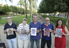 Familiares de José Andrino Muñoz mostrando sus fotografías en un parque de Badajoz.