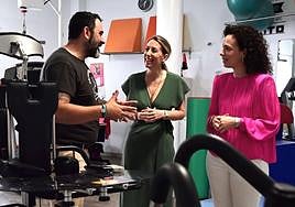 María Guardiola y Sara García Espada hablando este viernes en Badajoz con el presidente de la asociación Princesa Rett.