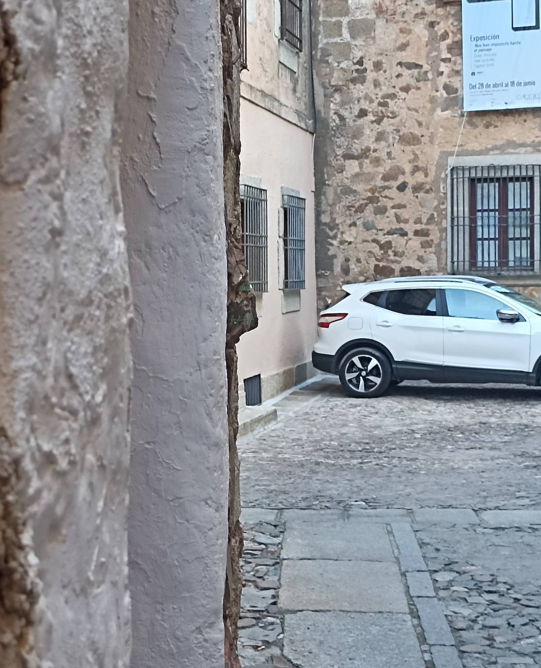 El Cristo es un piedra que sobresale junto a una puerta pintada de blanco.