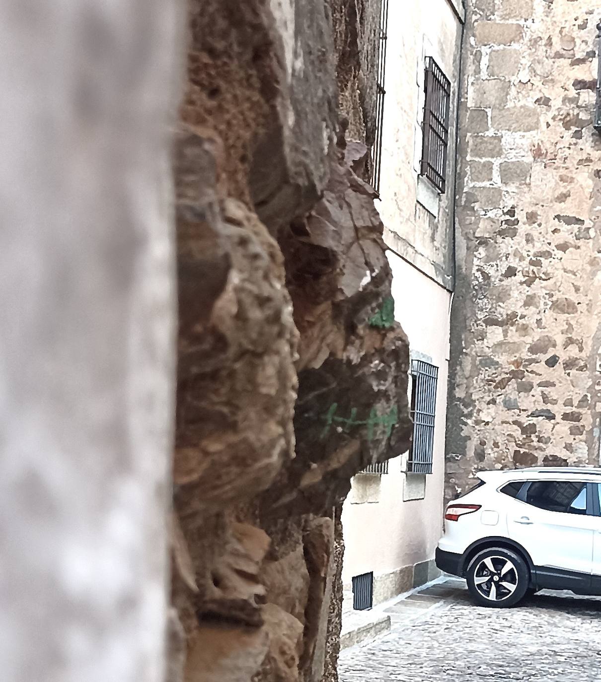 Al Cristo le han pintado de verde un ojo y le han dibujado unos dientes.