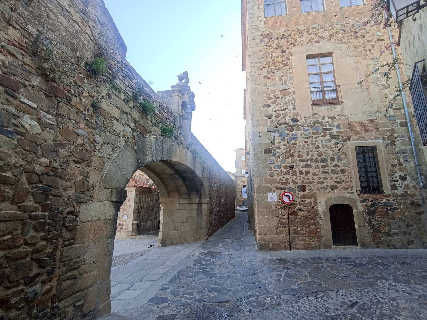 El Cristo se encuentra al lado del Arco de la Estrella.