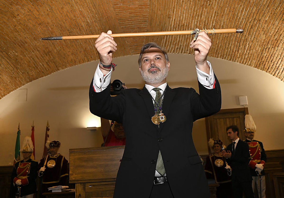 Fernando Pizarro levanta por cuarta vez el bastón de mando del Ayuntamiento de Plasencia.
