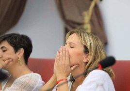 María José Calderón escucha emocionada como es elegida alcaldesa de Burguillos, anoche.