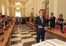El nuevo alcalde de Cáceres, Rafael Mateos, tras tomar posesión de su cargo.