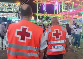 Efectivos de Cruz Roja la pasada noche en el recinto ferial.