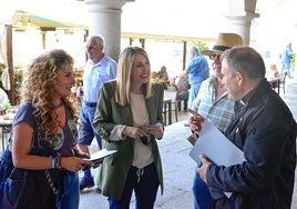 Inés Rubio, nueva alcaldesa de Trujillo, en mayo haciendo campaña con María Guardiola.