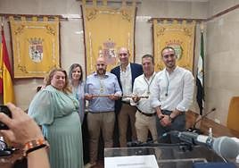 Ediles populares con el portavoz del PP en Cáceres, en el centro. R.B.