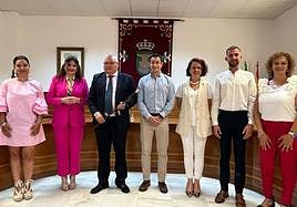 El reelegido alcalde, con la vara de mando, junto a la secretaria y resto de concejales/as que tomaron posesión el pasado sábado.