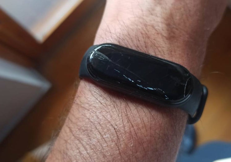 Pantalla rayada de un reloj por el ataque de un rabilargo.