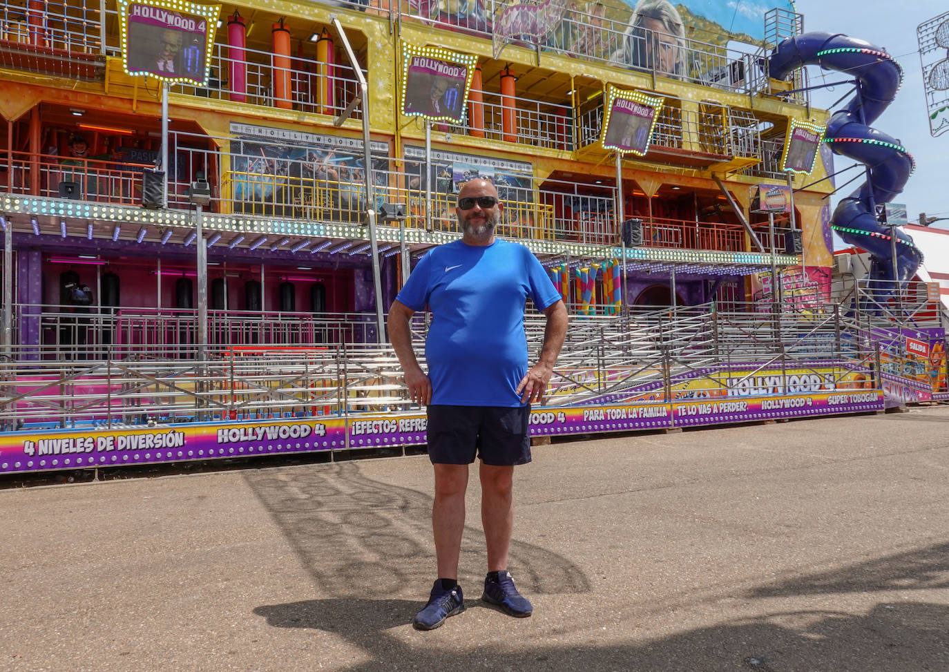Jordi ha venido a la Feria de Badajoz con las atracciones de su abuelos y sus padres, desde hace varios años viene con la suya propia.