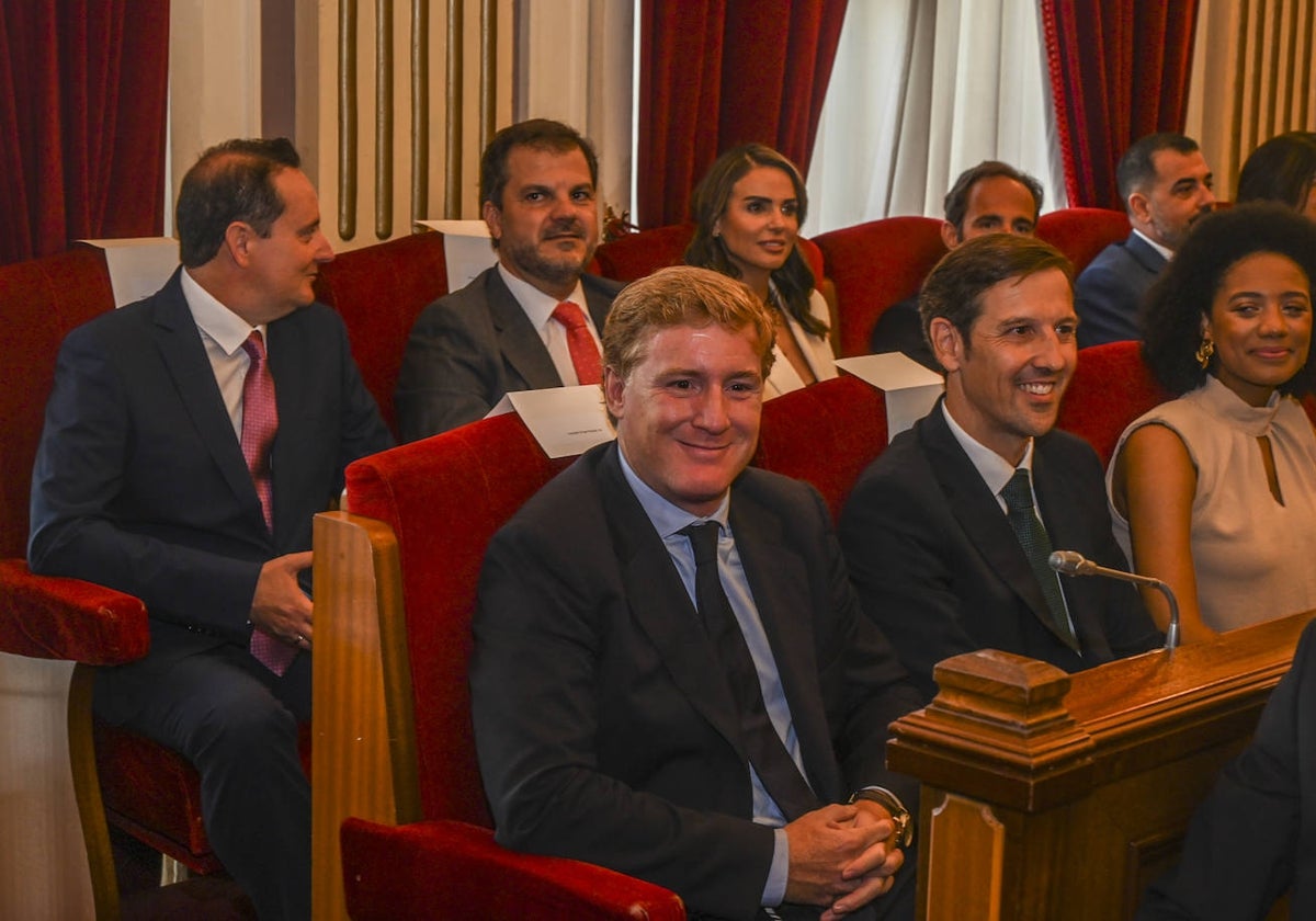 Ignacio Gragera en el pleno de investidura este sábado rodeado de concejales del PP.