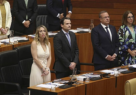 María Guardiola junto a Abel Bautista, ayer en la bancada popular.