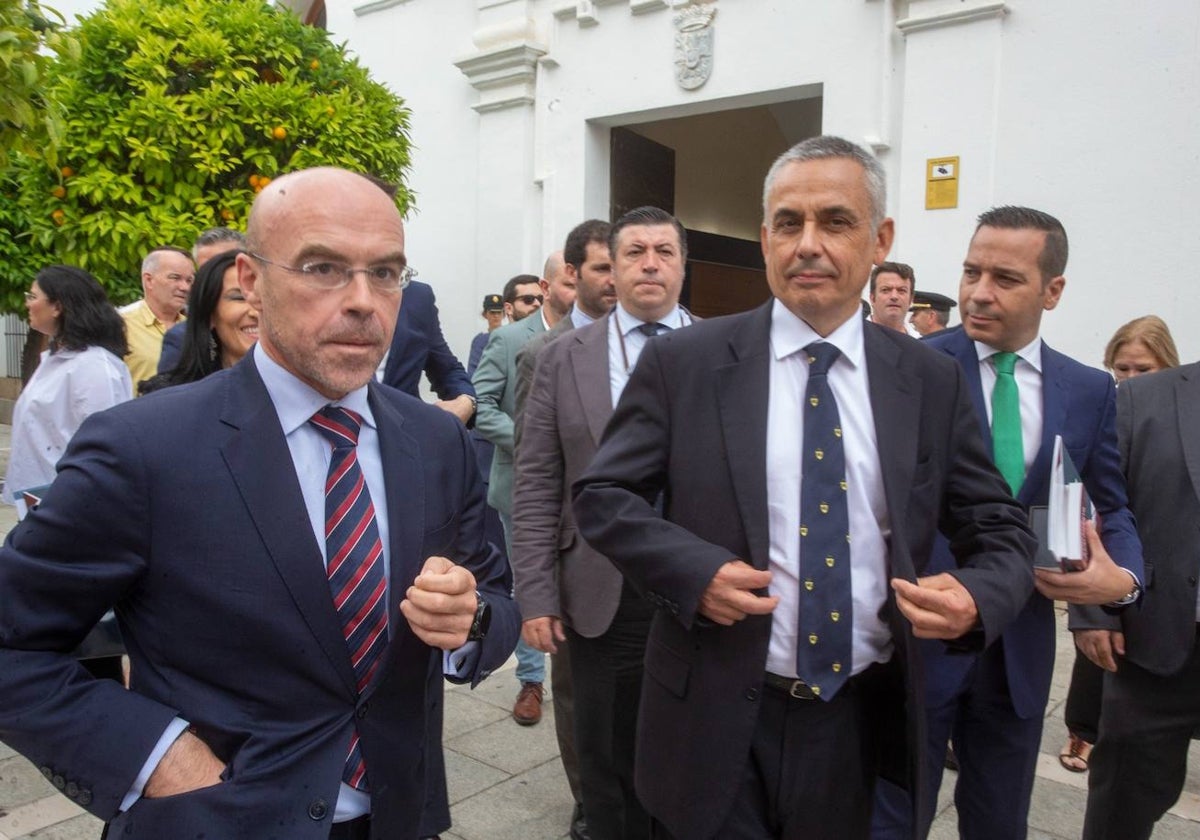 Buxadé Izda), en el Patio de los Naranjos de la Asamblea, tras acabar la sesión constituyente junto a Gordillo y los otros diputados extremeños de Vox.